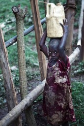 "Ugandan Girl" por Andrew Suliteanu Concorrente ao National Geographic Photo Contest